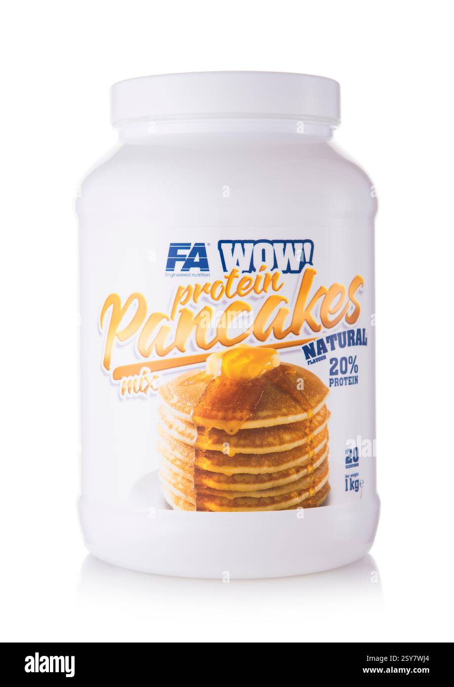 LONDRA, Regno Unito - 20 FEBBRAIO 2025: Pancake proteici in vaso di plastica con sapore naturale di fa WOW su sfondo bianco. Foto Stock