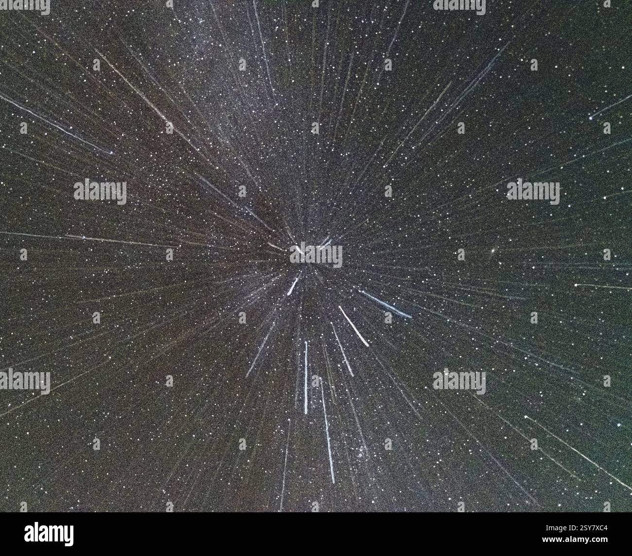 Doccia meteorologica che si irradia nel cielo notturno – colpo cosmico di stelle cadenti Foto Stock