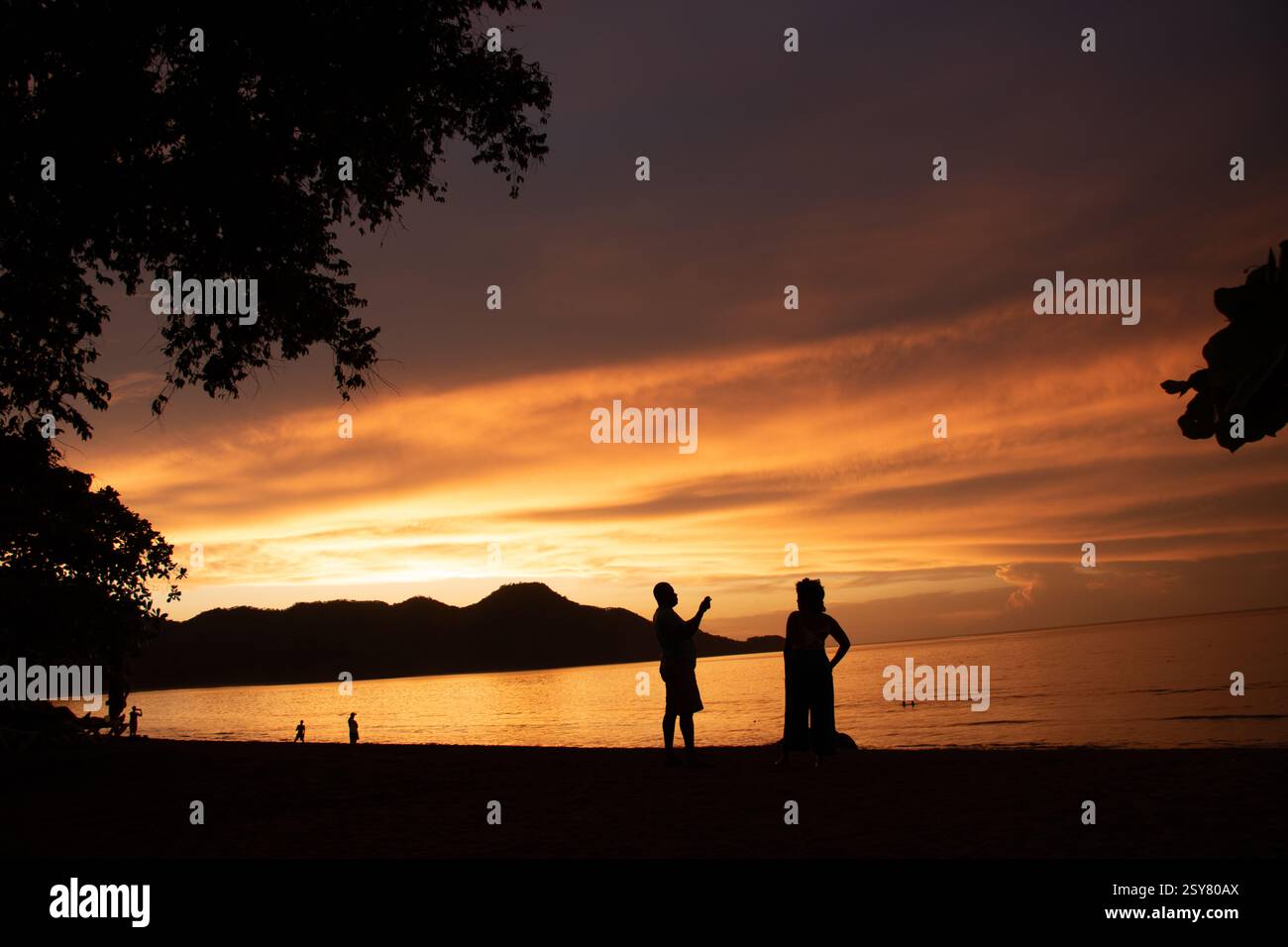 Splendido tramonto sulla spiaggia di Guanacaste, Costa Rica. Foto Stock