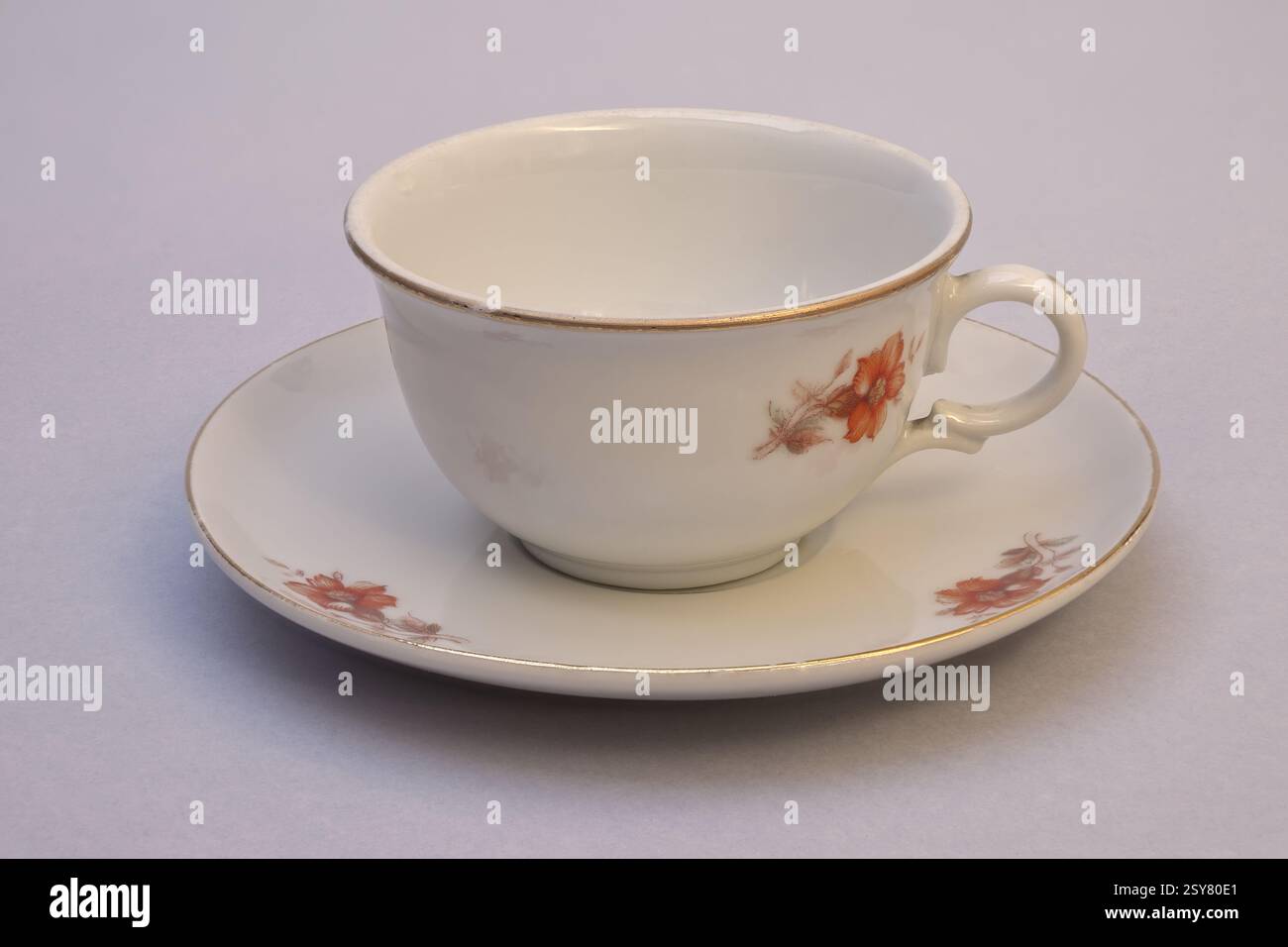 STILL Life con tazza e piattino in porcellana vintage. Primo piano su sfondo chiaro con maggiore profondità di campo. Foto Stock
