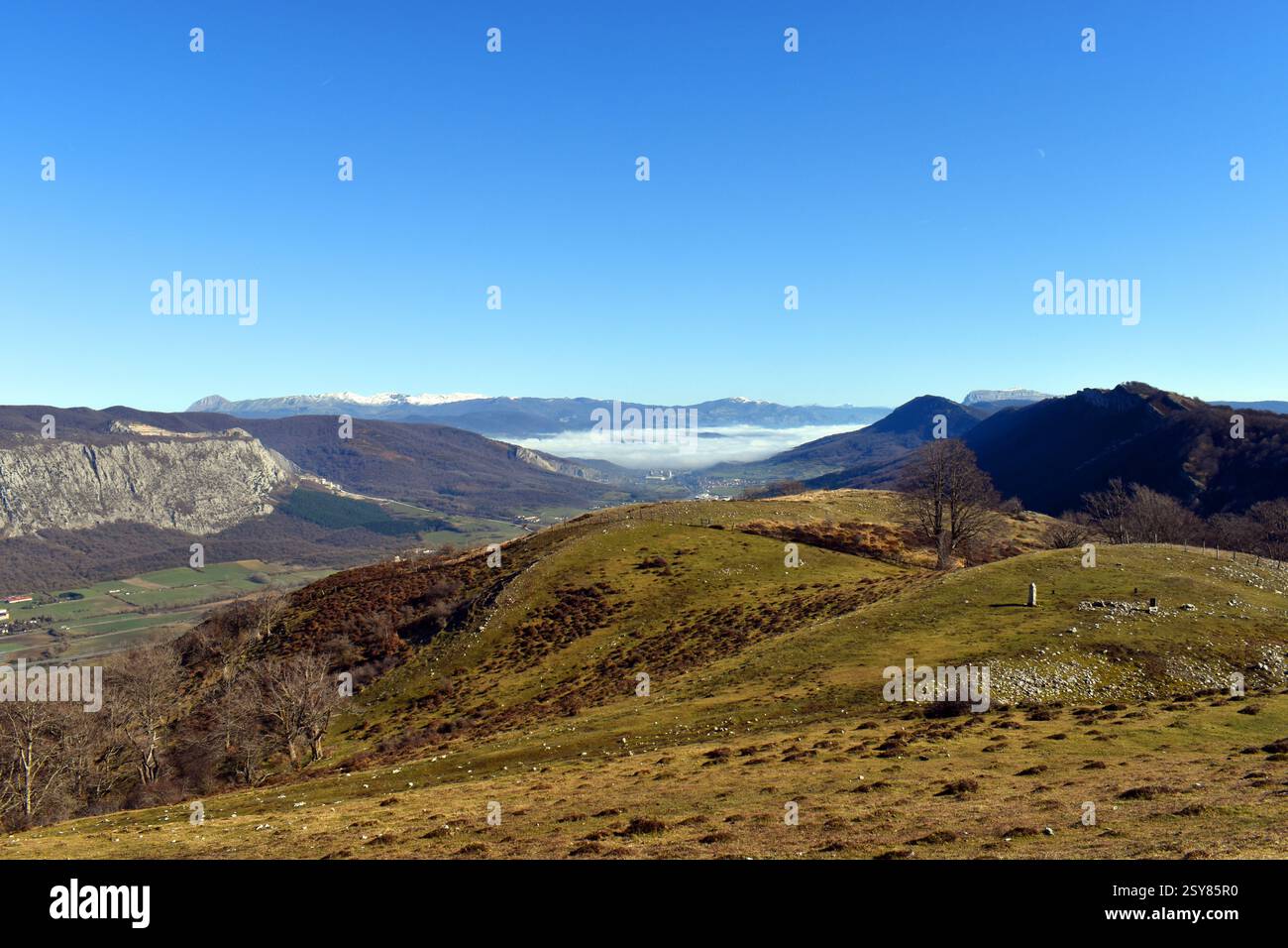 Prati Legaire nella Sierra Entzia o Enca. Sullo sfondo la catena montuosa dell'Aralar con la neve. Paesi Baschi. Spagna Foto Stock