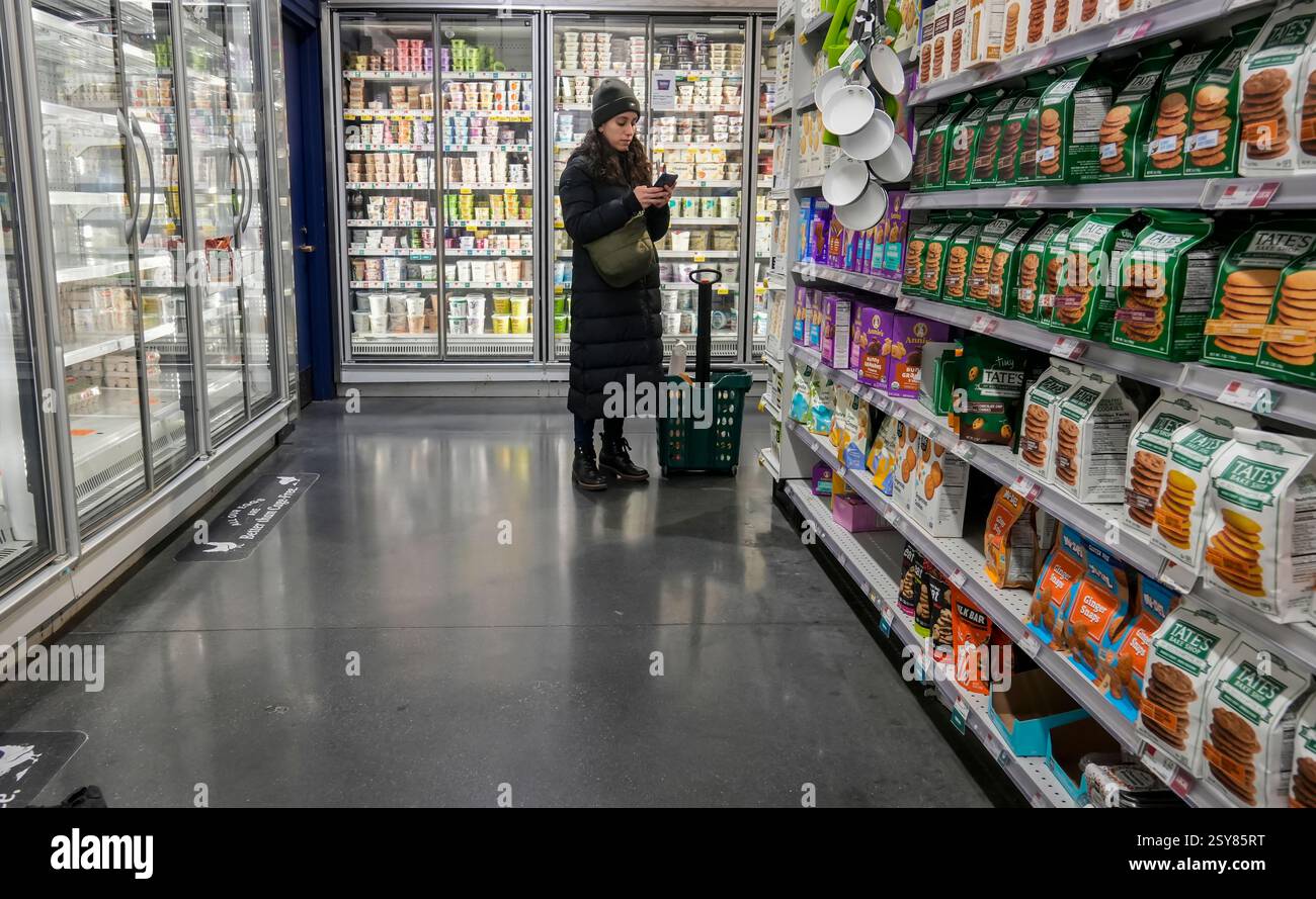 Shopping in un supermercato Whole Foods Market a New York venerdì 14 febbraio 2025. Citando il Presidente TrumpÕs tariffario, il sentimento dei consumatori è acuito dai timori dell'inflazione. (© Richard B. Levine) Foto Stock
