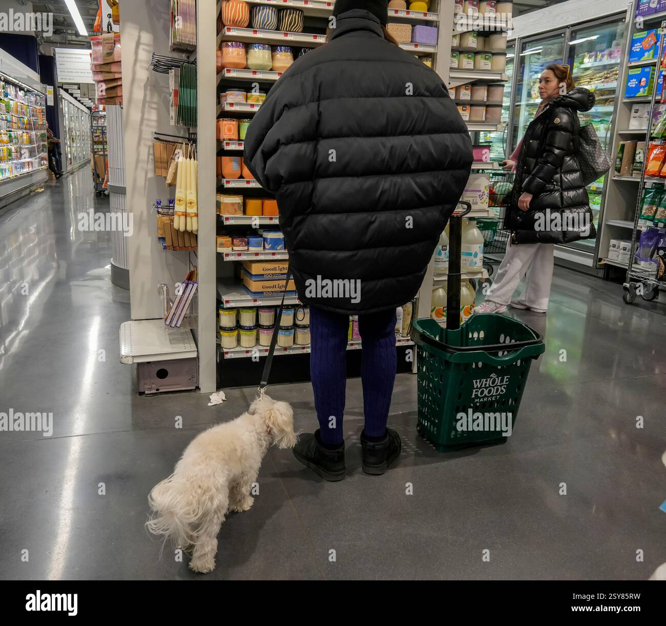 Shopping in un supermercato Whole Foods Market a New York venerdì 14 febbraio 2025. Citando il Presidente TrumpÕs tariffario, il sentimento dei consumatori è acuito dai timori dell'inflazione. (© Richard B. Levine) Foto Stock