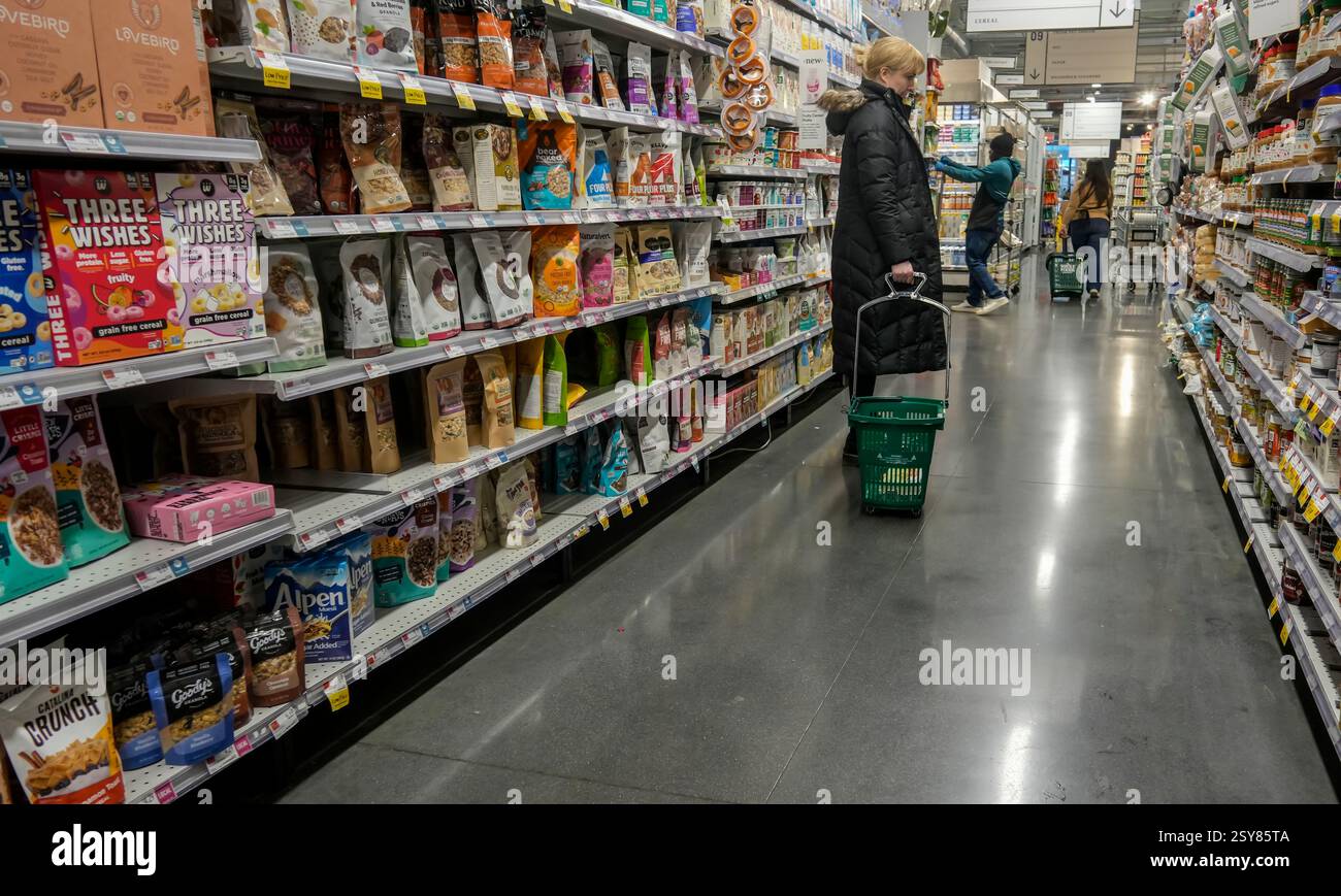 Shopping in un supermercato Whole Foods Market a New York venerdì 14 febbraio 2025. Citando le tariffe del presidente Trump, il sentimento dei consumatori è acuito dai timori dell’inflazione. (© Richard B. Levine) Foto Stock