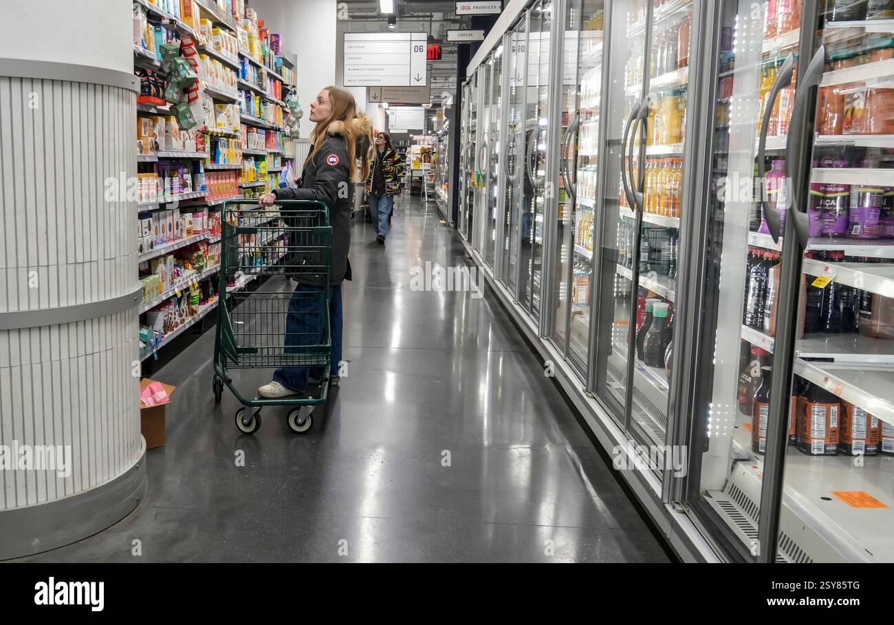 Shopping in un supermercato Whole Foods Market a New York venerdì 14 febbraio 2025. Citando le tariffe del presidente Trump, il sentimento dei consumatori è acuito dai timori dell’inflazione. (© Richard B. Levine) Foto Stock
