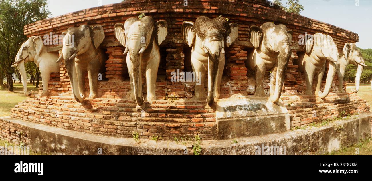 Vista panoramica delle statue di elefanti in un tempio in rovina, Wat Sorasak, Sukhothai Historical Park, Sukhothai, Thailandia Foto Stock