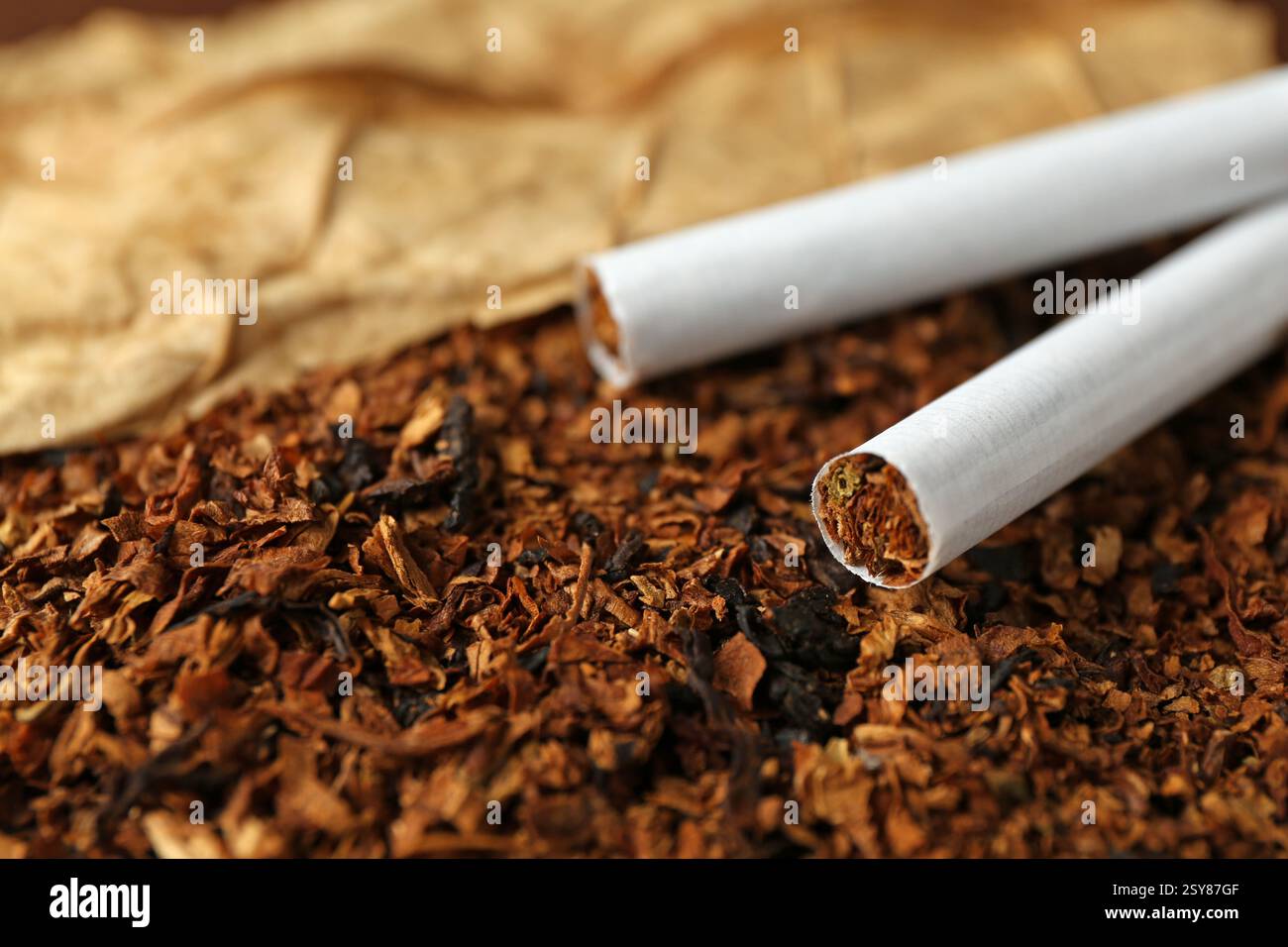Tabacco, foglie secche e sigarette come sfondo, primo piano Foto Stock