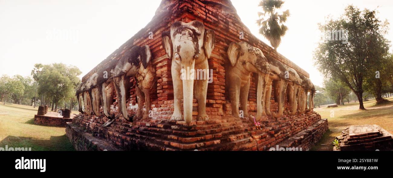 Vista panoramica delle statue di elefanti in un tempio in rovina, Wat Sorasak, Sukhothai Historical Park, Sukhothai, Thailandia Foto Stock