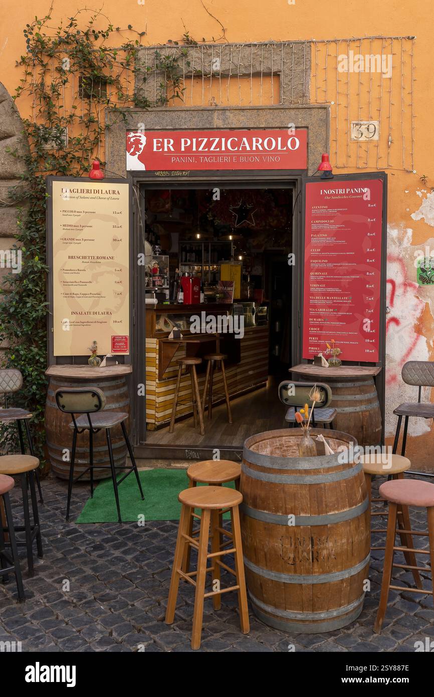 Bar ristorante in una strada nel quartiere trastevere Roma, Italia, Europa, UE Foto Stock