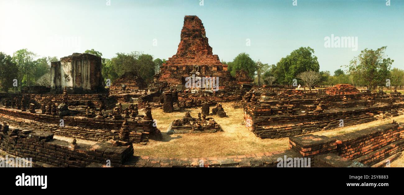 Rovine panoramiche di un tempio, Parco storico di Sukhothai, Sukhothai, Thailandia Foto Stock