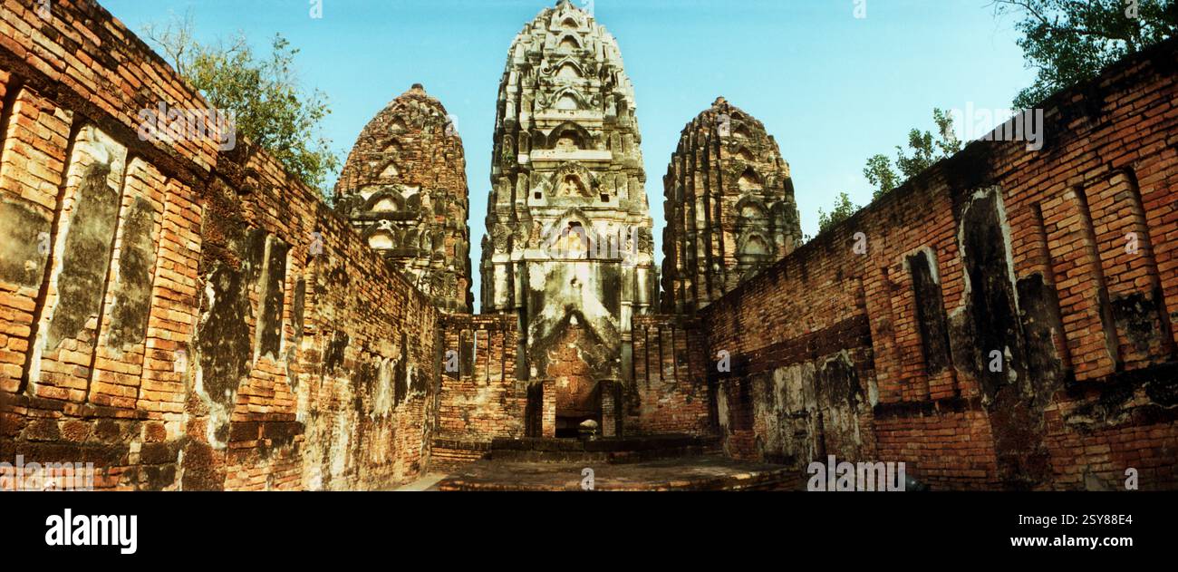 Rovine panoramiche di un tempio, Parco storico di Sukhothai, Sukhothai, Thailandia Foto Stock