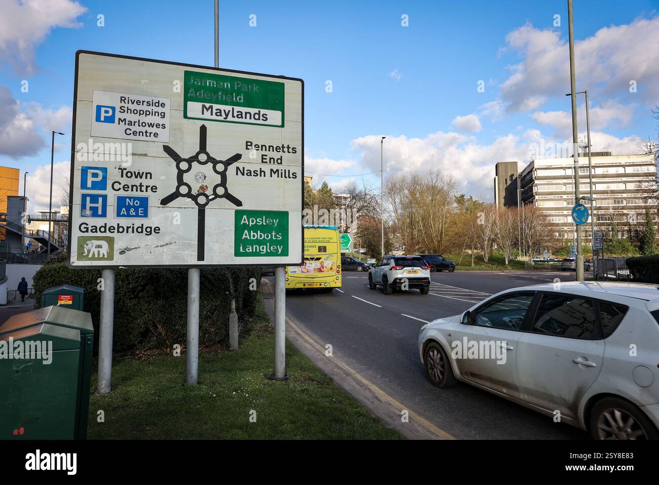 La rotatoria di Plough comunemente nota come la rotatoria magica a Hemel Hempstead, Hertfordshire, Inghilterra, Regno Unito Foto Stock
