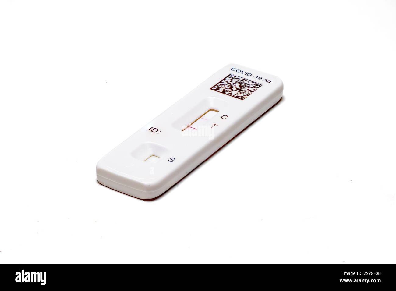 STATI UNITI. 27 febbraio 2025. Kit di test per COVID-19 a domicilio che mostrano risultati positivi. (Foto di Erik McGregor/Sipa USA) credito: SIPA USA/Alamy Live News Foto Stock