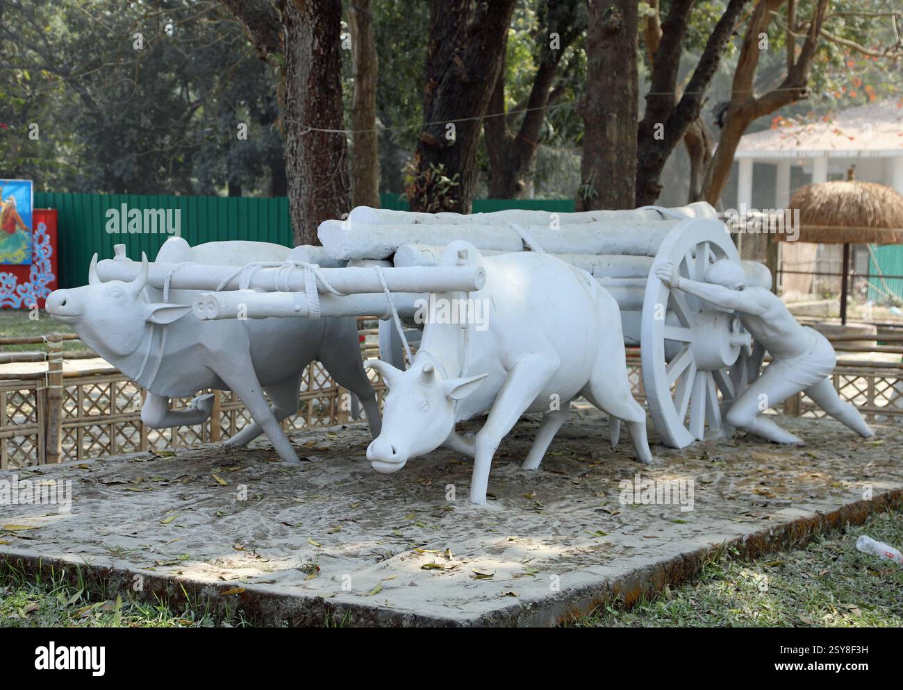 Scultura di un carro di buoi a Sonargaon basata sull'iconico dipinto The Struggle di Shilpacharya Zainul Abedin Foto Stock