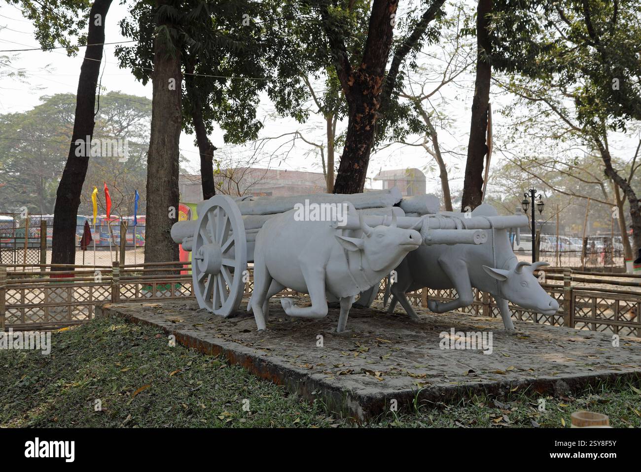 Scultura di un carro di buoi a Sonargaon basata sull'iconico dipinto The Struggle di Shilpacharya Zainul Abedin Foto Stock