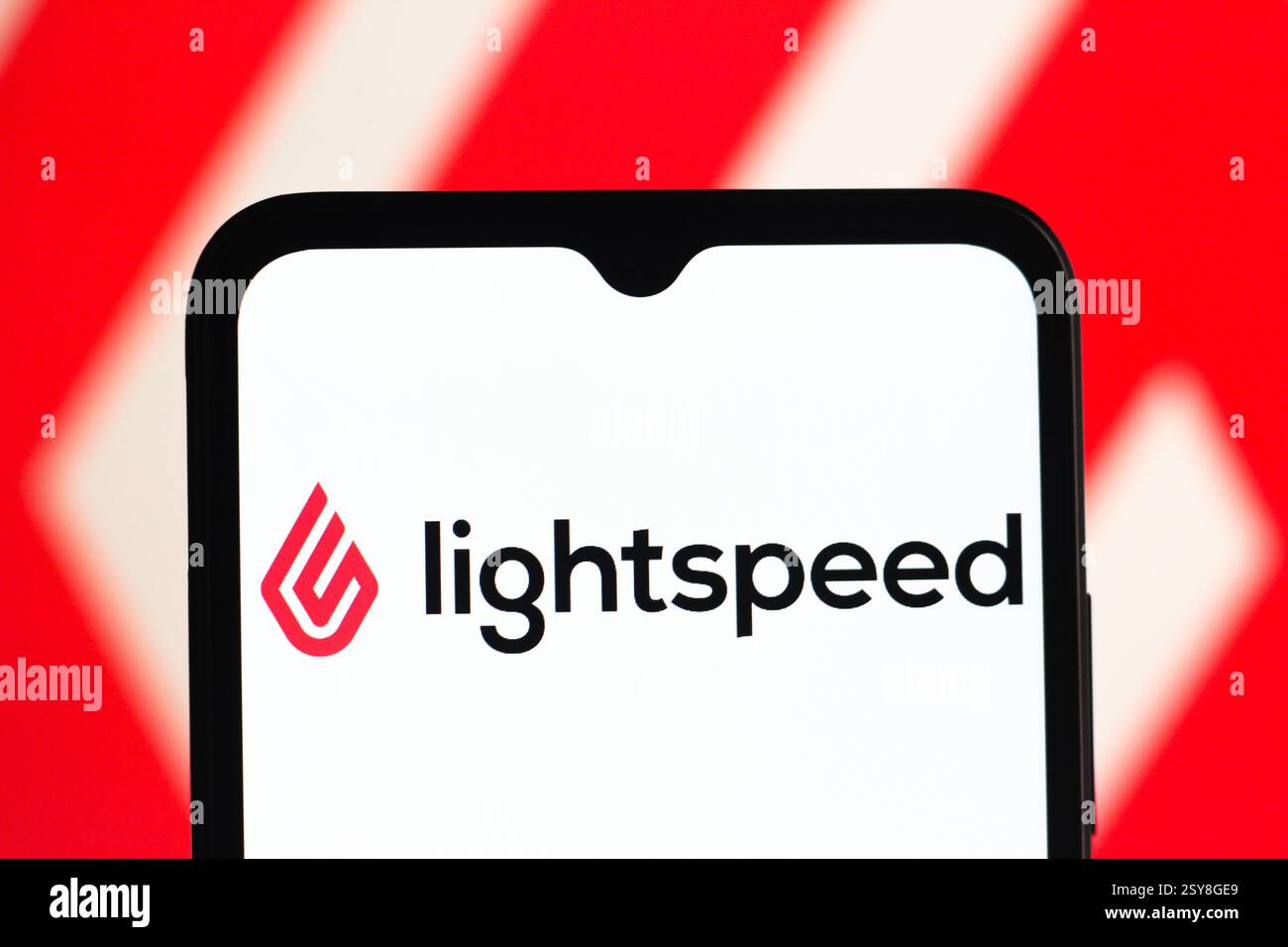 In questa immagine, il logo LightSpeed Commerce viene visualizzato sullo schermo di uno smartphone Foto Stock