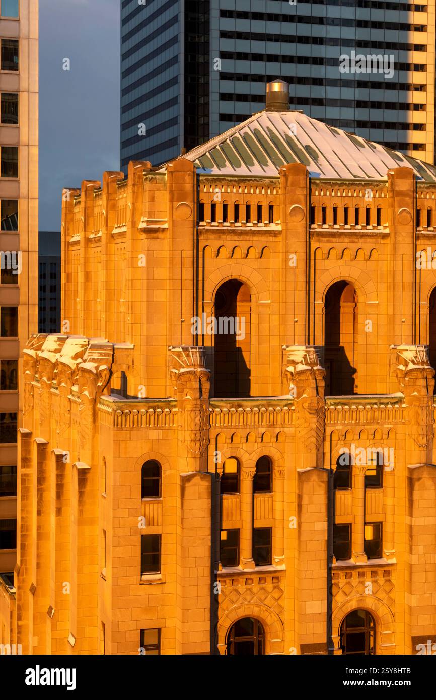 Canada, Ontario, Toronto, Canadian Bank of Commerce, edificio costruito nel 1929-1931 in stile Art Deco. teste di pietra scolpita si affacciano sulla città. La h Foto Stock
