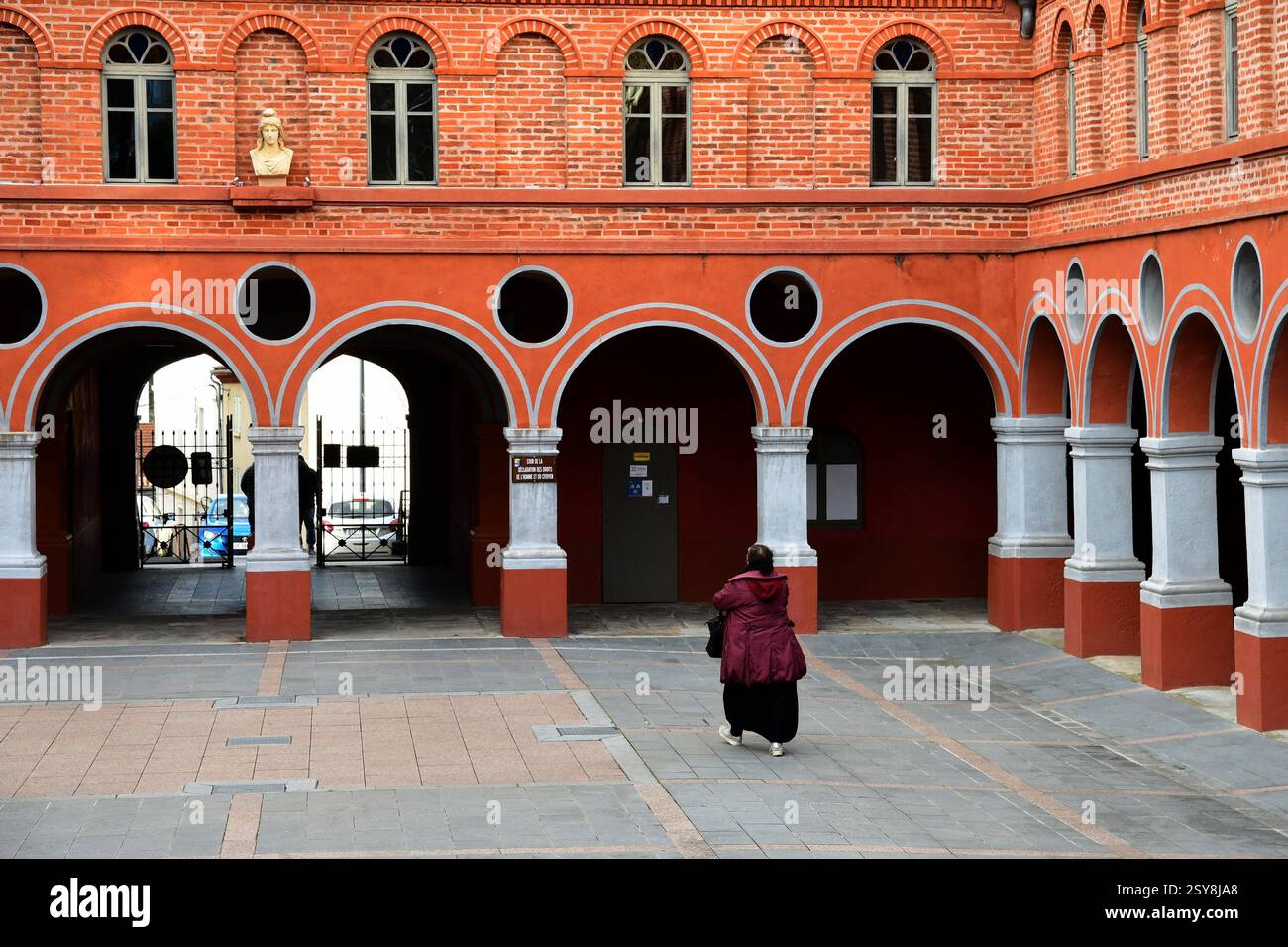 Una donna vista camminare al parco cittadino Nelson Mandela a Saint Chamond, Francia. Foto Stock