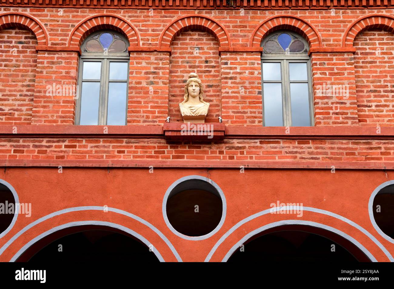 Vista di una statua su un muro di un edificio nel parco cittadino di Nelson Mandela a Saint Chamond, Francia. Foto Stock