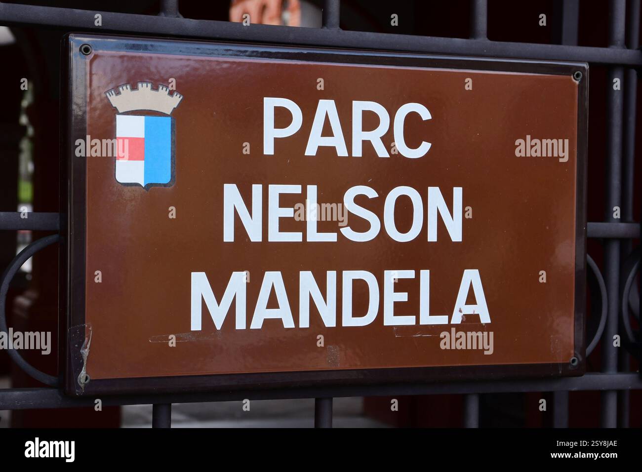 Vista di un cartello con l'iscrizione "Parc Nelson Mandela" nel parco cittadino di Nelson Mandela a Saint Chamond, Francia. Foto Stock