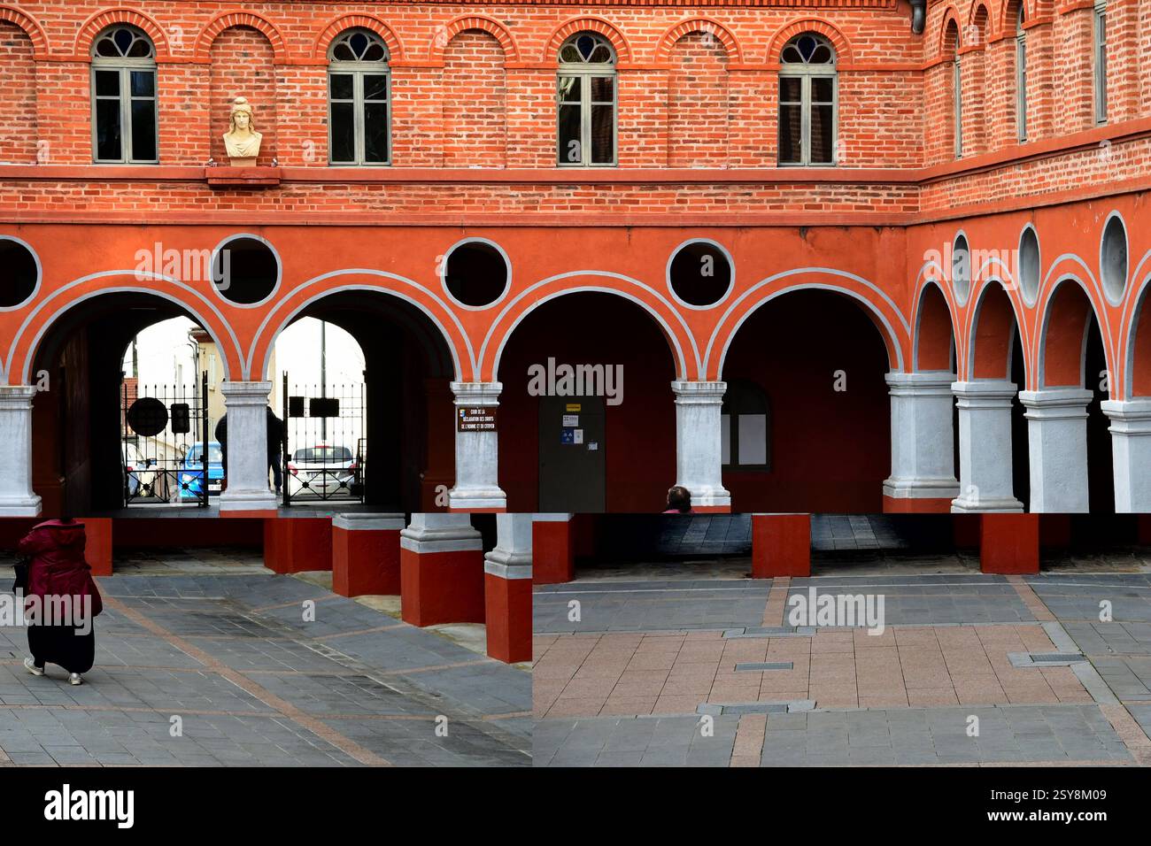 Saint Chamond, Loira, Francia. 27 febbraio 2025. Una donna vista camminare al parco cittadino Nelson Mandela a Saint Chamond, Francia. (Credit Image: © Romain Doucelin/SOPA Images via ZUMA Press Wire) SOLO PER USO EDITORIALE! Non per USO commerciale! Foto Stock