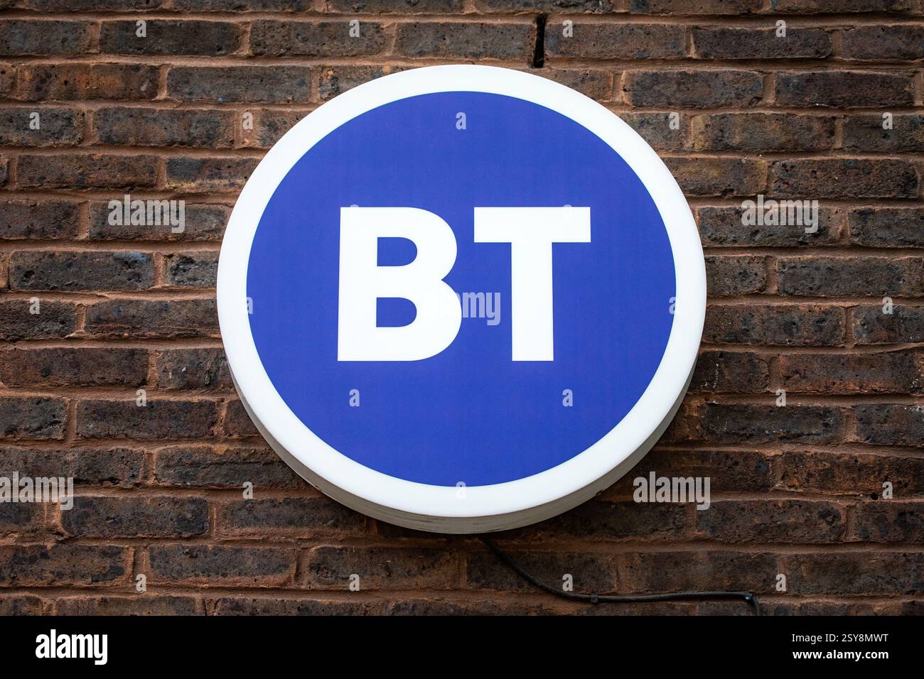 Londra, Regno Unito - 23 marzo 2023: Primo piano del logo BT Group plc, all'esterno di un edificio. Foto Stock