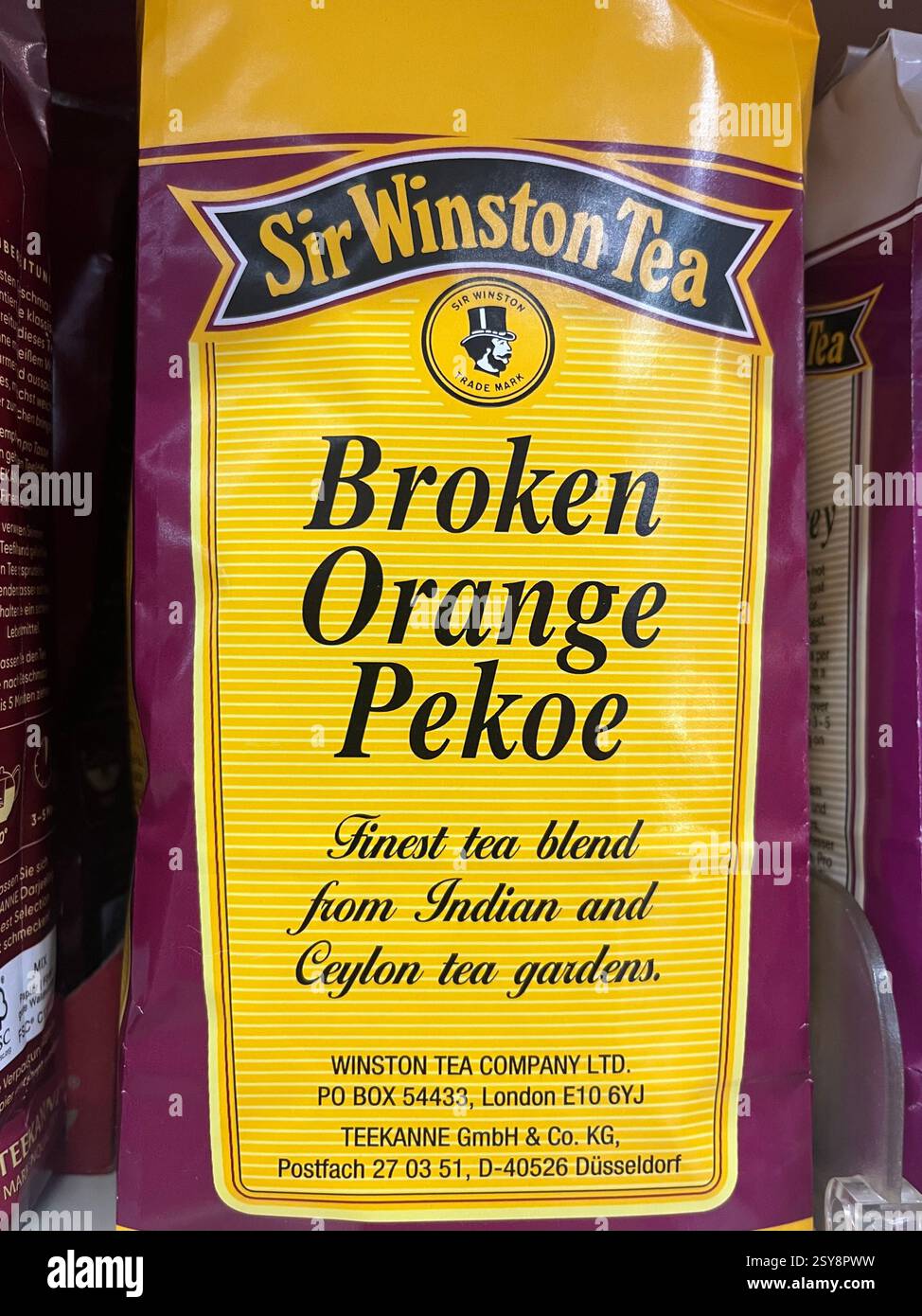 Confezione di tè Broken Orange Pekoe di Sir Winston Tea sullo scaffale del supermercato, marca di tè tedesca nota per le tradizionali miscele di tè nero e per la spesa premium per il tè - Immagine stock catturata con smartphone