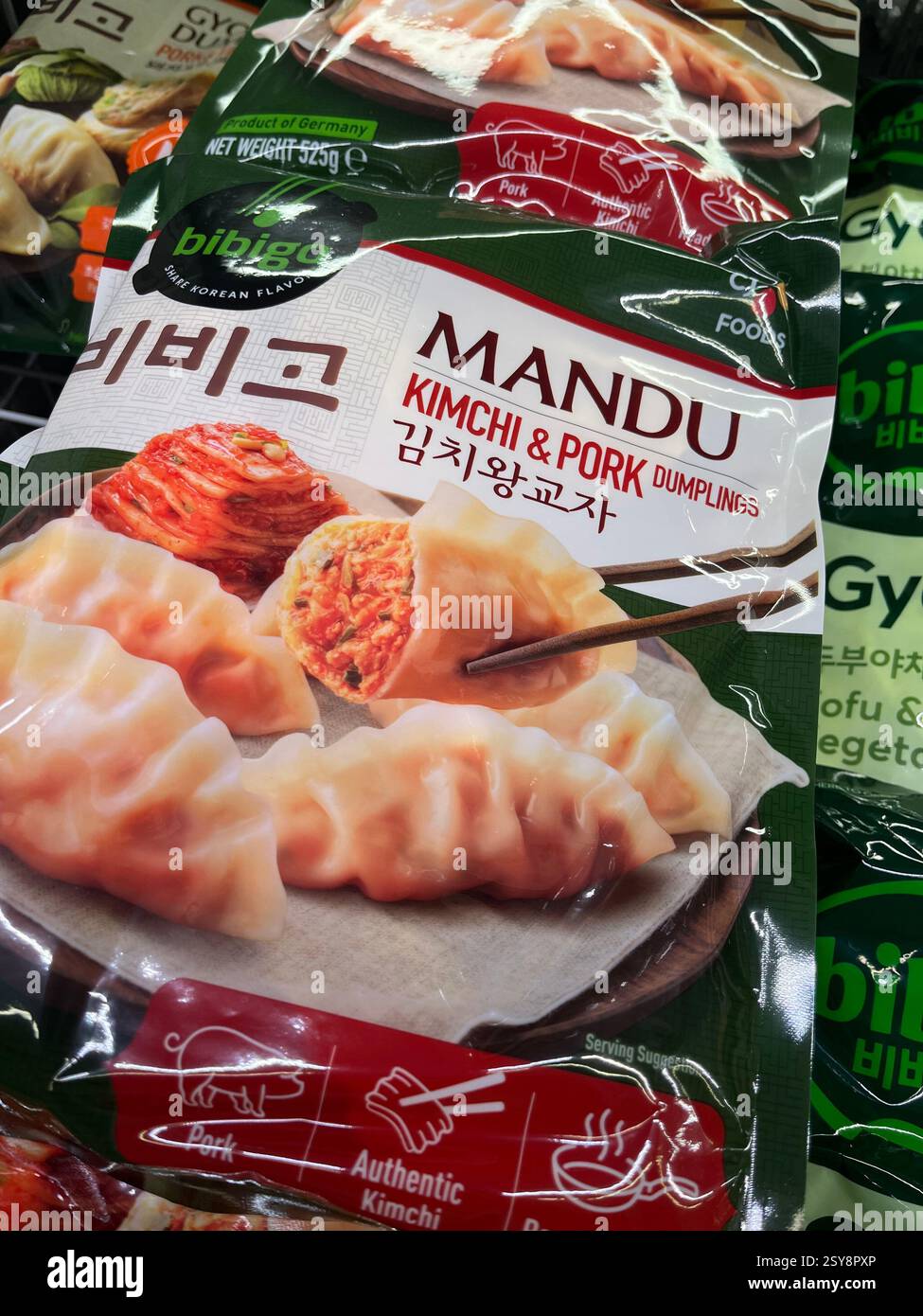 Kimchi mandorli e gnocchi di maiale congelati Bibigo nel freezer del supermercato, gnocchi Bibigo, cucina asiatica, consumismo, shopping Foto Stock