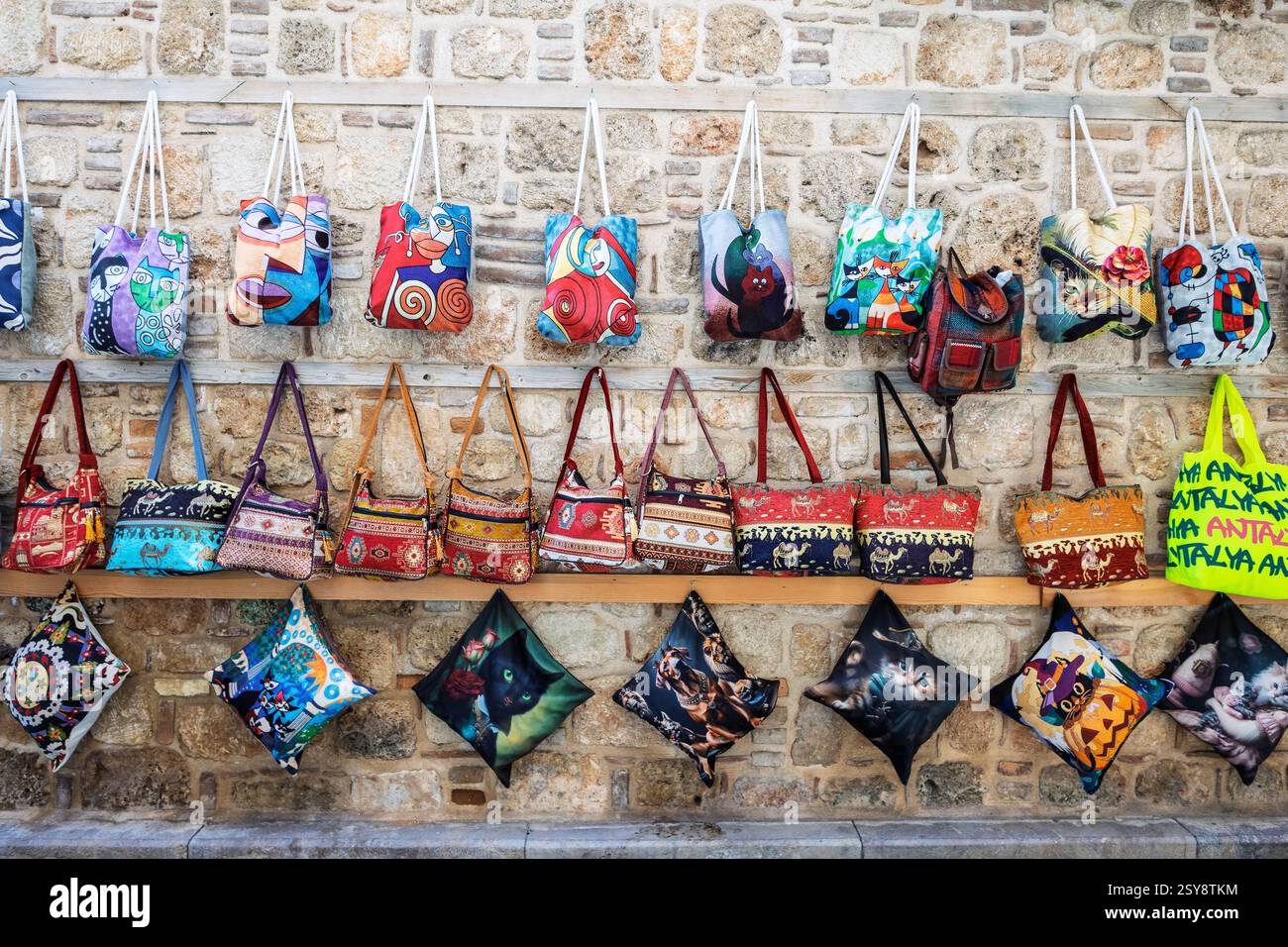 Esposizione colorata di borse tote e piccoli cuscini in vendita nella città vecchia di Antalya, Turchia. Foto Stock