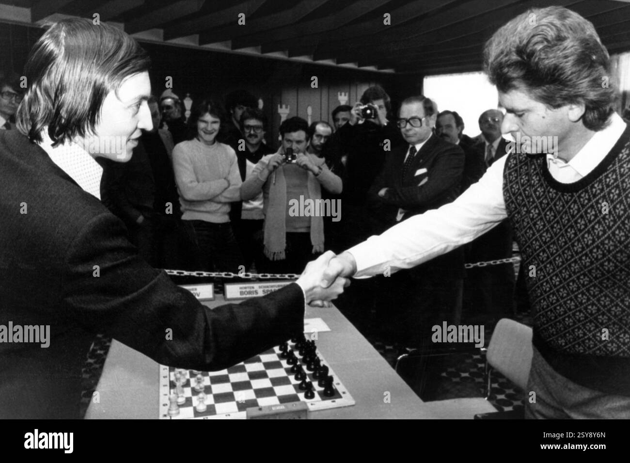 ARCHIVIATO - 30 gennaio 1980, Bad Kissingen: Il giocatore di scacchi Boris Spasski (r) saluta il suo rivale, l'allora campione del mondo Anatoly Karpov (URSS), in un torneo a Bad Kissingen il 29 gennaio 1980. La leggenda russa degli scacchi Boris Spasski è morta all'età di 88 anni. Questo è stato annunciato dalla Federazione russa degli scacchi e dall'Unione europea degli scacchi. ** SOLO SW ** foto: Karl Staedele/dpa Foto Stock