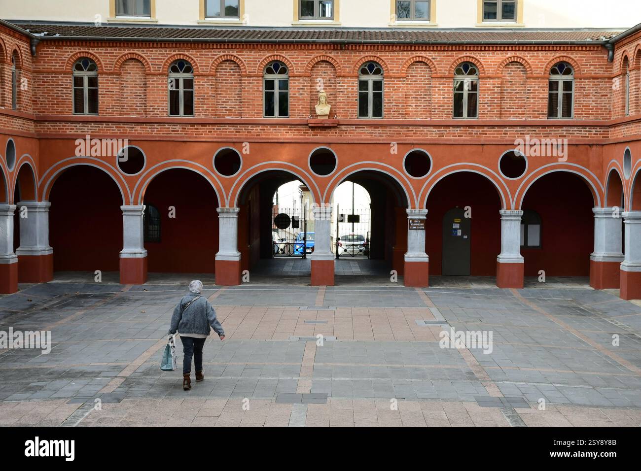 Saint Chamond, Loira, Francia. 27 febbraio 2025. Una donna vista camminare al parco cittadino Nelson Mandela a Saint Chamond, Francia. (Credit Image: © Romain Doucelin/SOPA Images via ZUMA Press Wire) SOLO PER USO EDITORIALE! Non per USO commerciale! Foto Stock