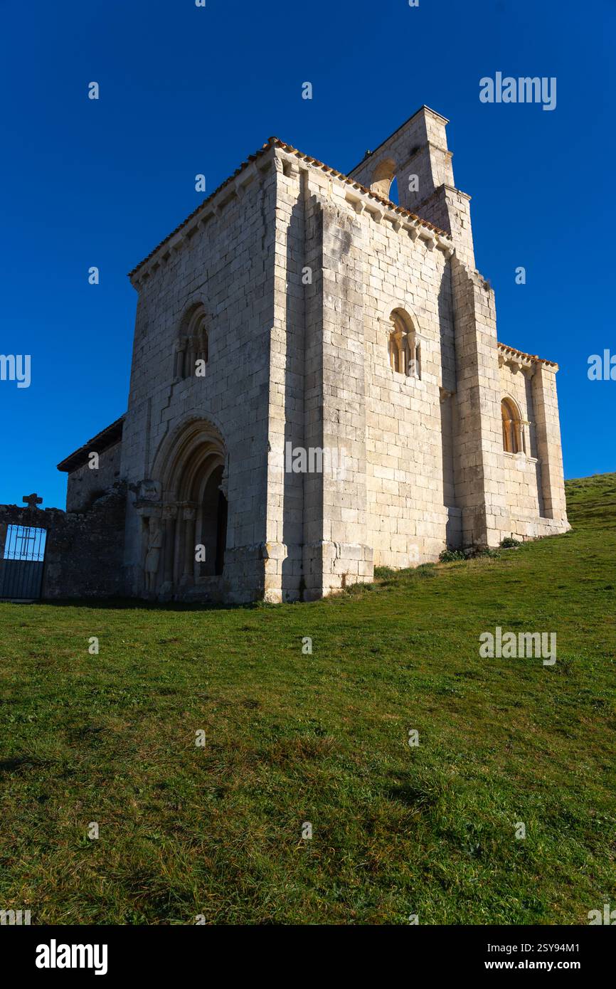 Chiesa romanica di San Pantaleon de Losa nella zona di Merindades nella provincia di Burgos. Castilla y Leon. Spagna. Foto Stock