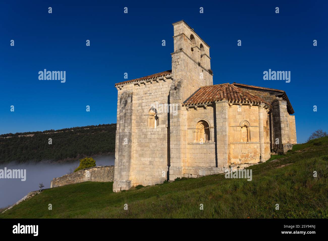 Chiesa romanica di San Pantaleon de Losa nella zona di Merindades nella provincia di Burgos. Castilla y Leon. Spagna. Foto Stock