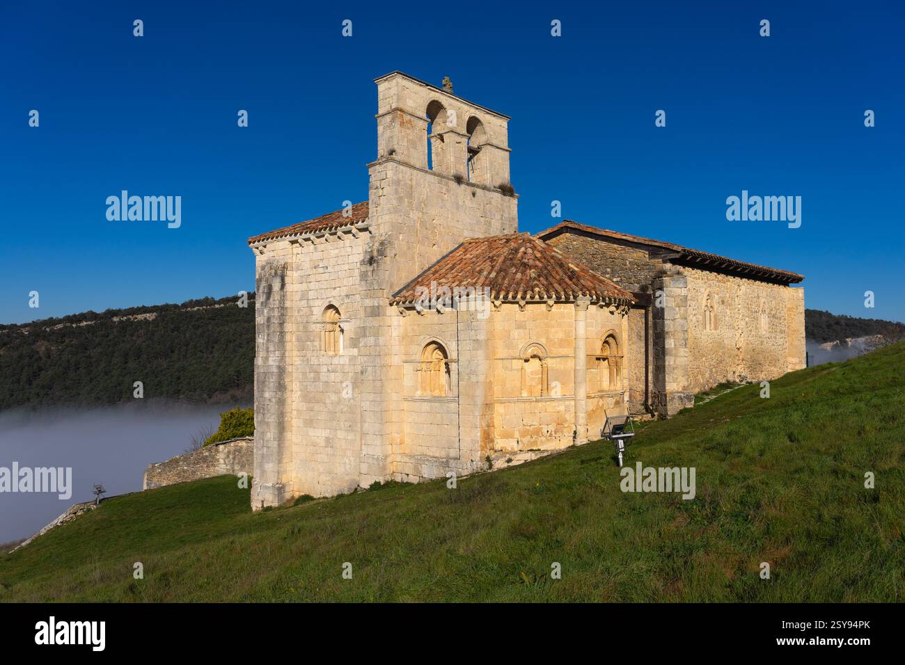 Chiesa romanica di San Pantaleon de Losa nella zona di Merindades nella provincia di Burgos. Castilla y Leon. Spagna. Foto Stock