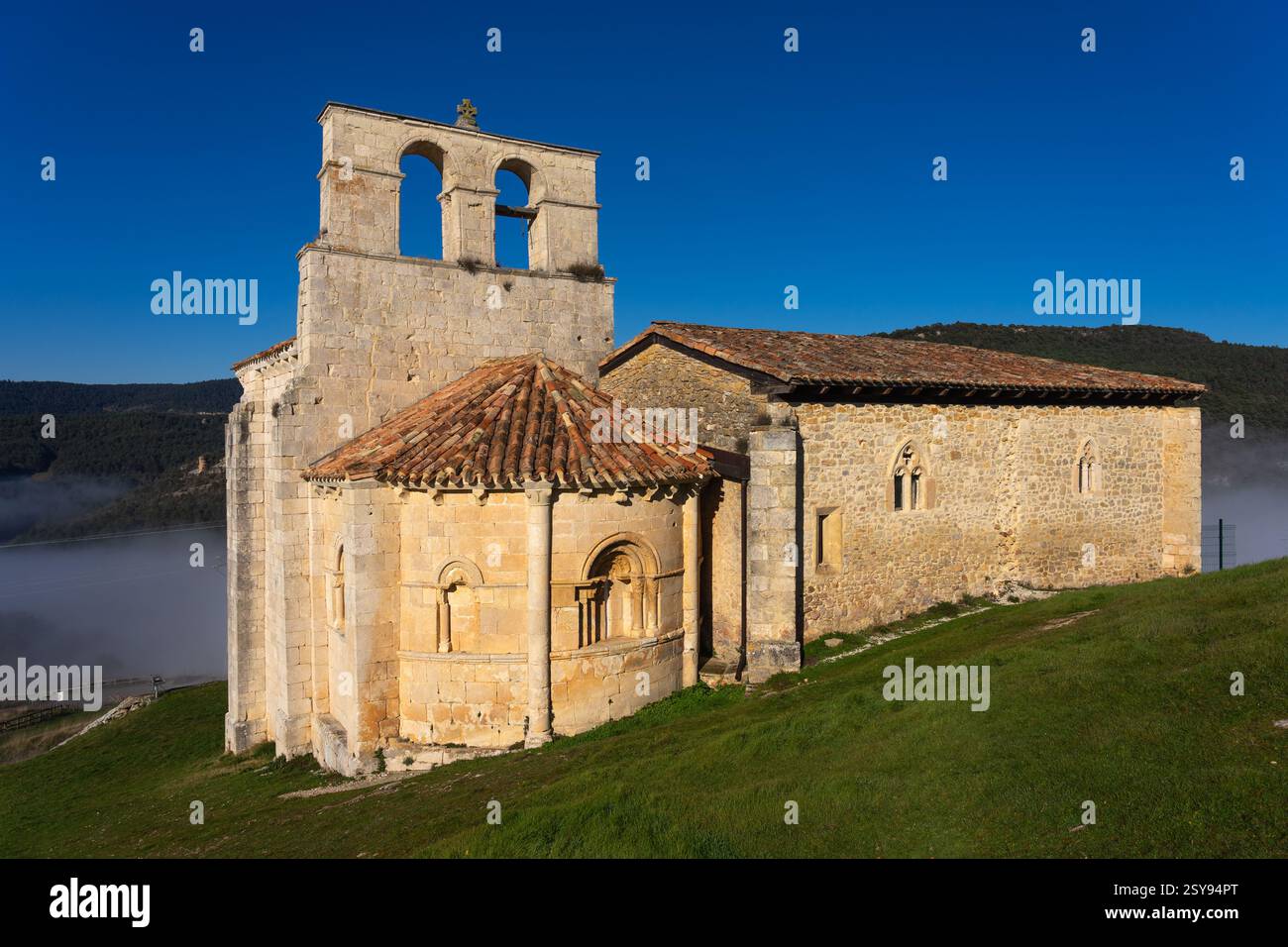 Chiesa romanica di San Pantaleon de Losa nella zona di Merindades nella provincia di Burgos. Castilla y Leon. Spagna. Foto Stock