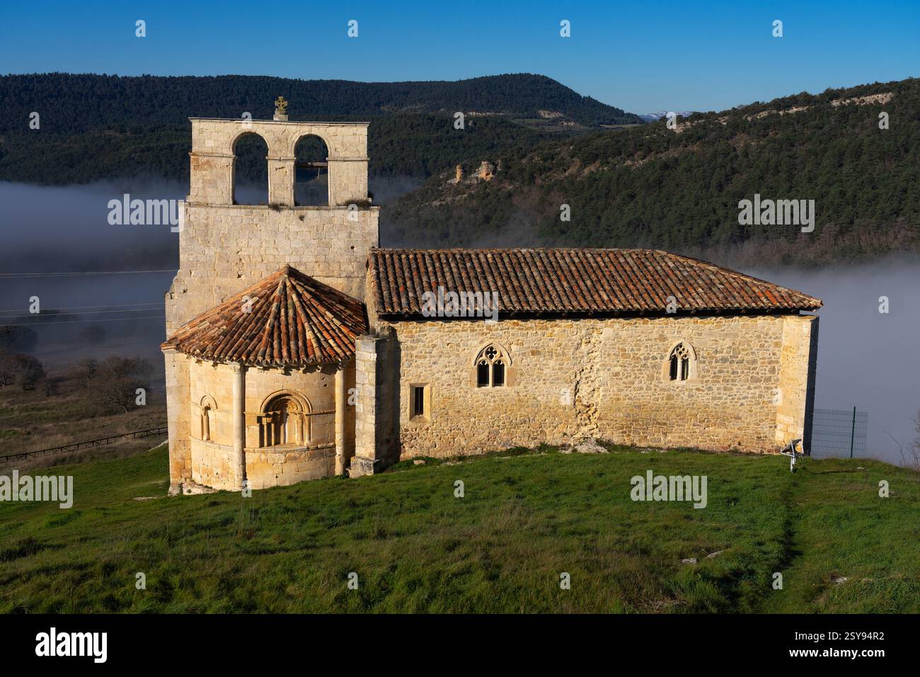 Chiesa romanica di San Pantaleon de Losa nella zona di Merindades nella provincia di Burgos. Castilla y Leon. Spagna. Foto Stock