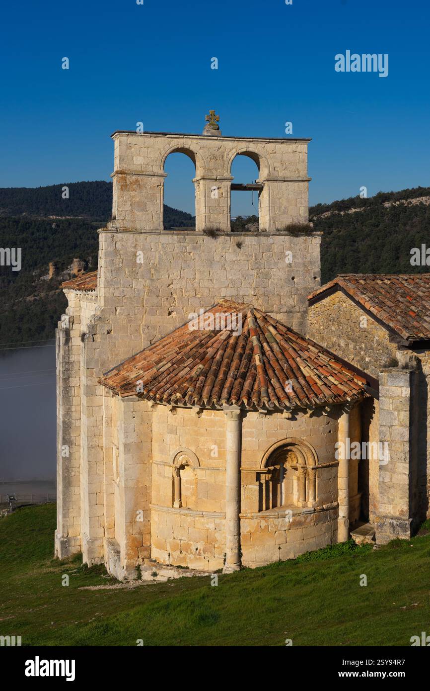 Chiesa romanica di San Pantaleon de Losa nella zona di Merindades nella provincia di Burgos. Castilla y Leon. Spagna. Foto Stock