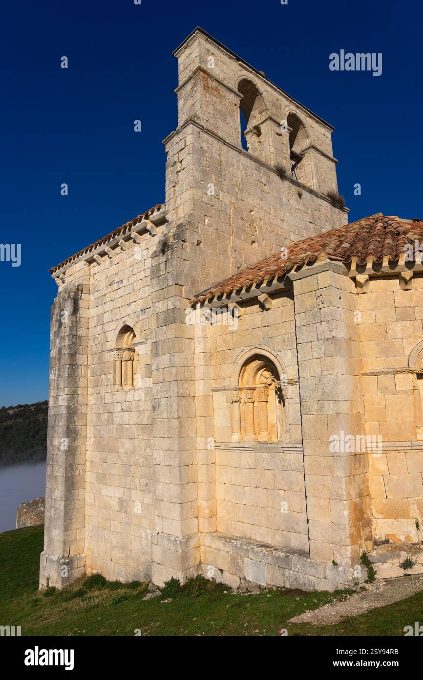 Chiesa romanica di San Pantaleon de Losa nella zona di Merindades nella provincia di Burgos. Castilla y Leon. Spagna. Foto Stock