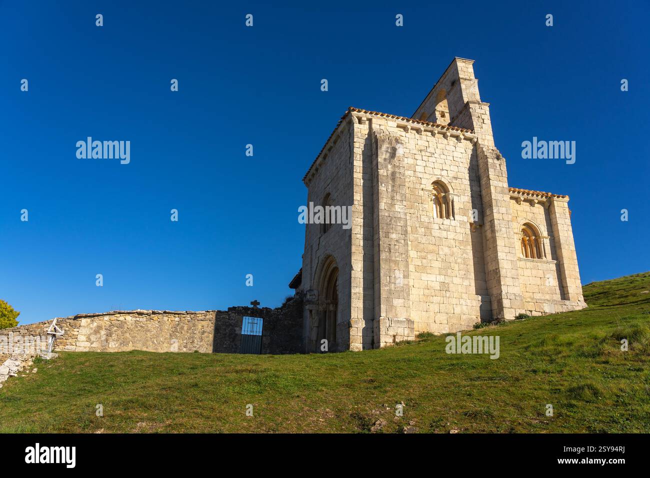 Chiesa romanica di San Pantaleon de Losa nella zona di Merindades nella provincia di Burgos. Castilla y Leon. Spagna. Foto Stock