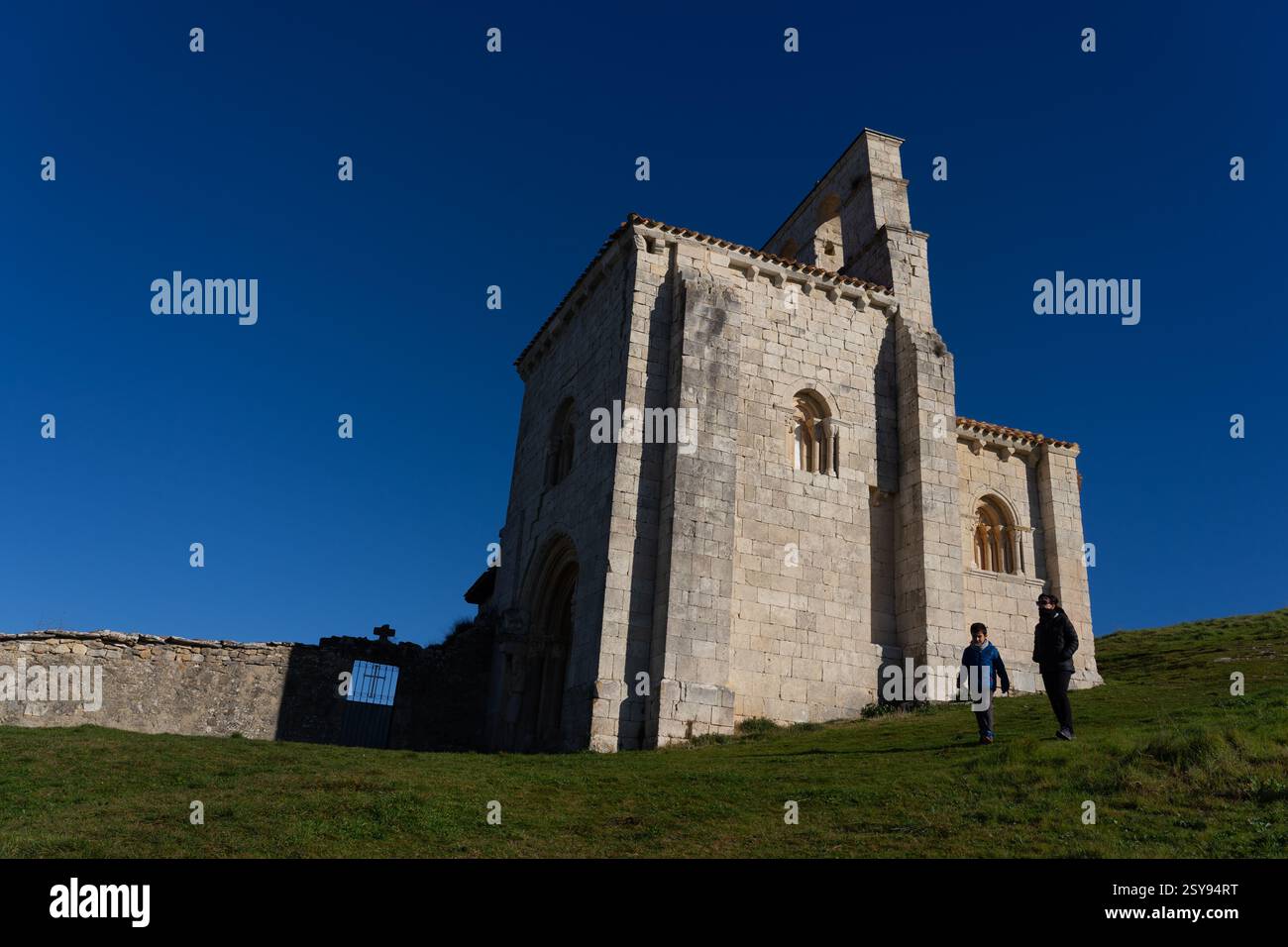 Chiesa romanica di San Pantaleon de Losa nella zona di Merindades nella provincia di Burgos. Castilla y Leon. Spagna. Foto Stock