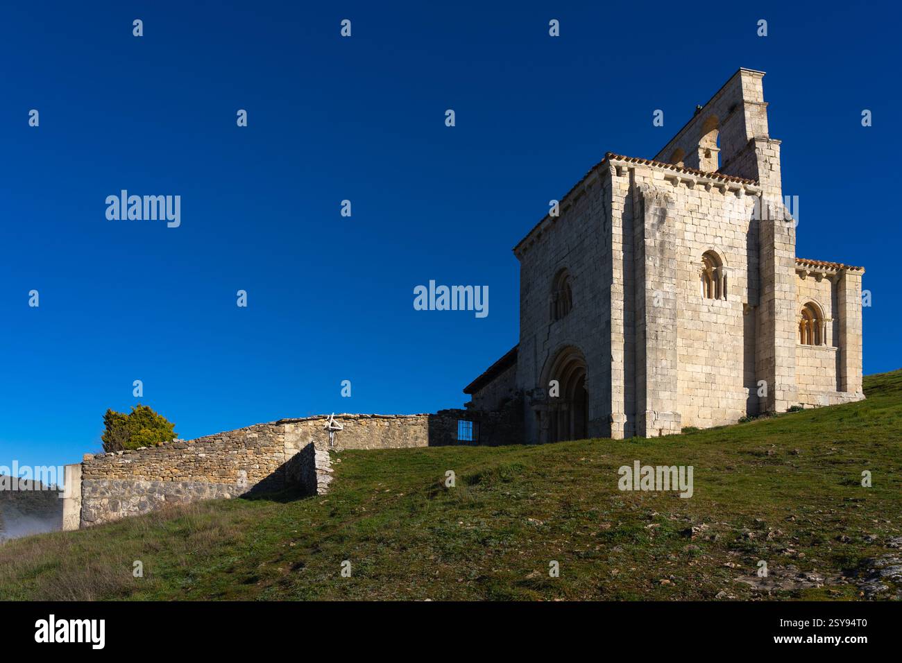 Chiesa romanica di San Pantaleon de Losa nella zona di Merindades nella provincia di Burgos. Castilla y Leon. Spagna. Foto Stock