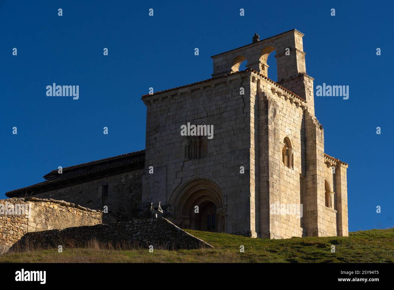 Chiesa romanica di San Pantaleon de Losa nella zona di Merindades nella provincia di Burgos. Castilla y Leon. Spagna. Foto Stock