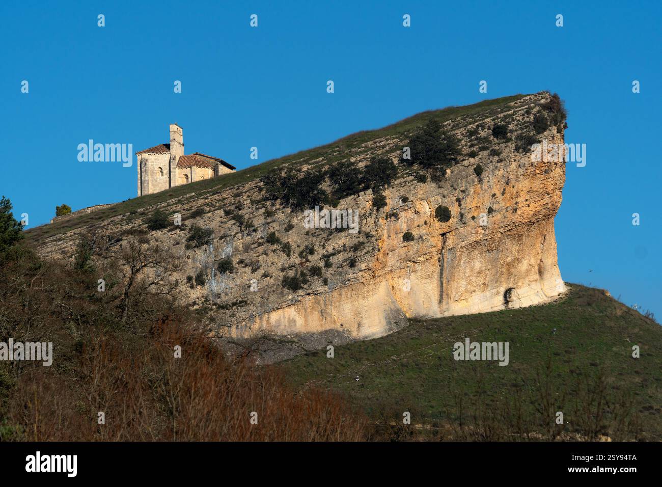 Chiesa romanica di San Pantaleon de Losa nella zona di Merindades nella provincia di Burgos. Castilla y Leon. Spagna. Foto Stock