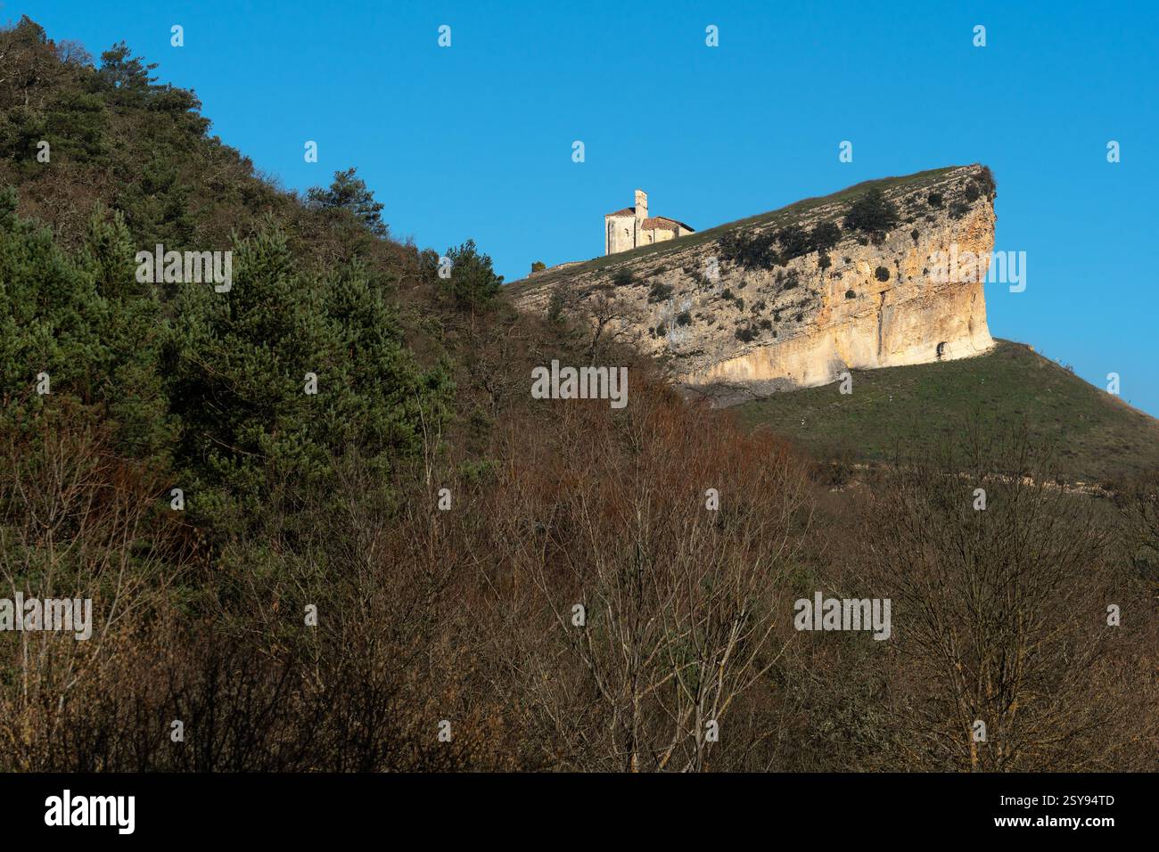 Chiesa romanica di San Pantaleon de Losa nella zona di Merindades nella provincia di Burgos. Castilla y Leon. Spagna. Foto Stock
