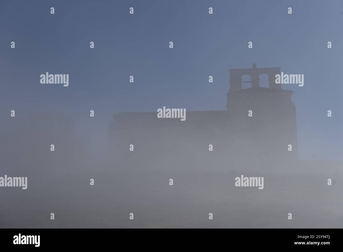 Chiesa romanica di San Pantaleon de Losa nella zona di Merindades nella provincia di Burgos. Castilla y Leon. Spagna. Foto Stock