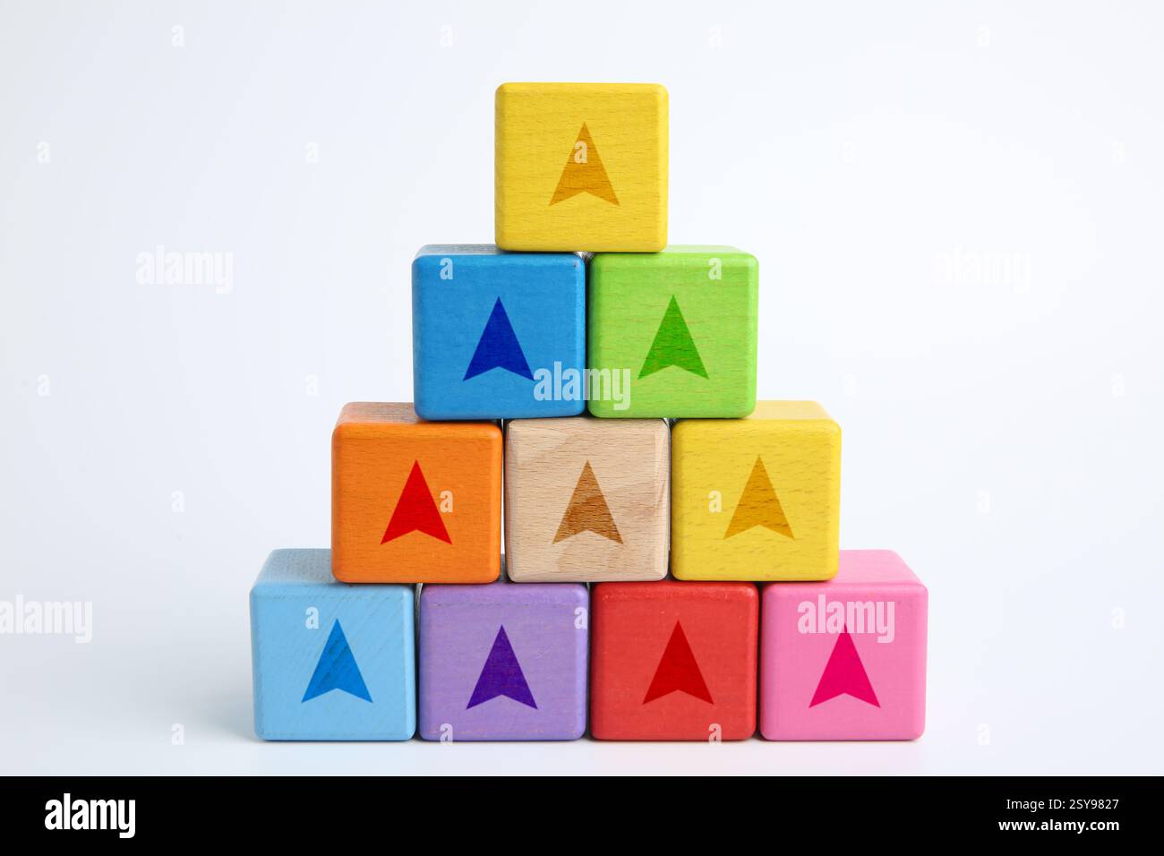 Cubi colorati con frecce su sfondo bianco Foto Stock