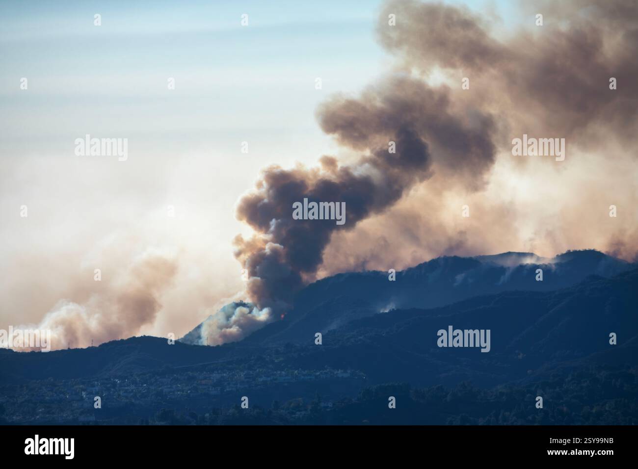 Torreggiante nuvola di fumo mentre il fuoco di Palisades brucia le montagne di Santa Monica. Vista dal quartiere di Chatsworth a Los Angeles, California. Foto Stock