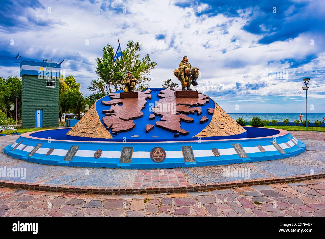 Puerto Madryn, Argentina - 17 dicembre 2024: Un monumento ai soldati uccisi nella guerra delle Falkland non dichiarata del 1982. Foto Stock