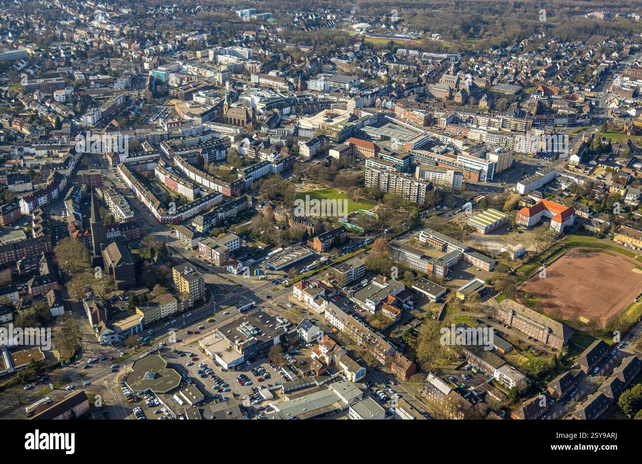 Luftbild, City Innenstadtansicht mit Wohnhäusern und Geschäftshäusern, vorne die kath. Herz Jesu Kirche, Mitte Die kath. Kirche St. Cyriakus und hinten die evang. Martinskirche, Hansa-Center mit Ehrenpark und Hochhäuser, daneben die Gustav-Heinemann-Realschule und Marie-Curie-Realschule am Sportplatz, hinten rechts das Rathaus Bottrop, Süd-West, Bottrop, Ruhrgebiet, Nordrhein-Westfalen, Deutschland ACHTUNGxMINDESTHONORARx60xEURO *** Vista aerea, vista del centro città con edifici residenziali e commerciali, di fronte alla Chiesa cattolica Herz Jesu, al centro della Chiesa cattolica di San Ciriaco e. Foto Stock