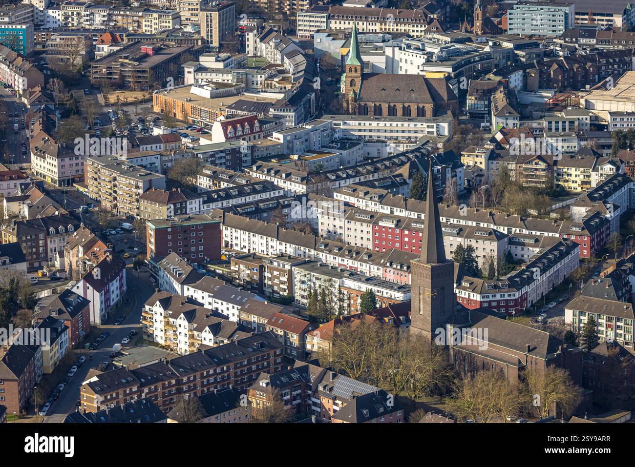 Luftbild, City Innenstadtansicht mit Wohnhäusern und Geschäftshäusern, vorne die kath. Herz Jesu Kirche, Mitte Die kath. Kirche St. Cyriakus mit ehemaligem Karstadthaus, hinten die evang. Martinskirche, Hansa-Center mit Ehrenpark und Hochhäuser, daneben die Gustav-Heinemann-Realschule und Marie-Curie-Realschule am Sportplatz, hinten rechts das Rathaus Bottrop, Süd-West, Bottrop, Ruhrgebiet, Nordrhein-Westfalen, Deutschland ACHTUNGxMINDESTHONORARx60xEURO *** Vista aerea, vista del centro città con edifici residenziali e commerciali, di fronte alla chiesa cattolica Herz Jesu, nel mezzo dei Catholi Foto Stock